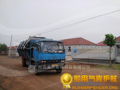 诚信永泰供应实心聚脲护舷实心靠球船舶护舷